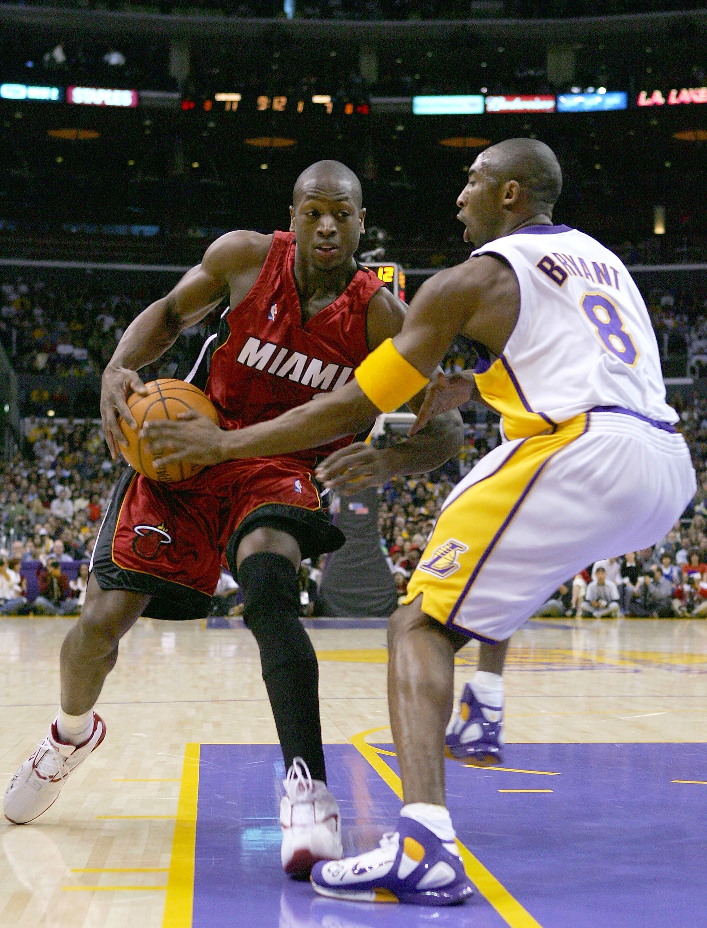 迫使他背身 迫使他背身